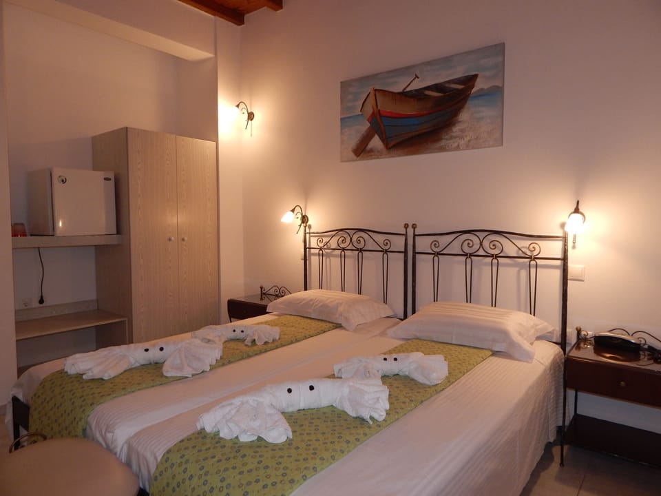 Standard Triple Room | Minibar, WiFi (free), bed sheets