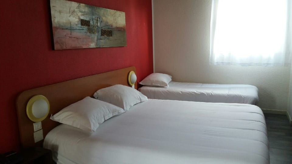 Family Triple Room | Individually decorated, desk, blackout drapes, iron/ironing board