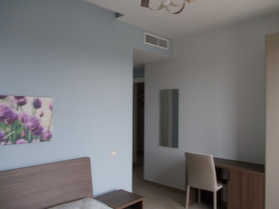 1 bedroom, desk, laptop workspace, soundproofing