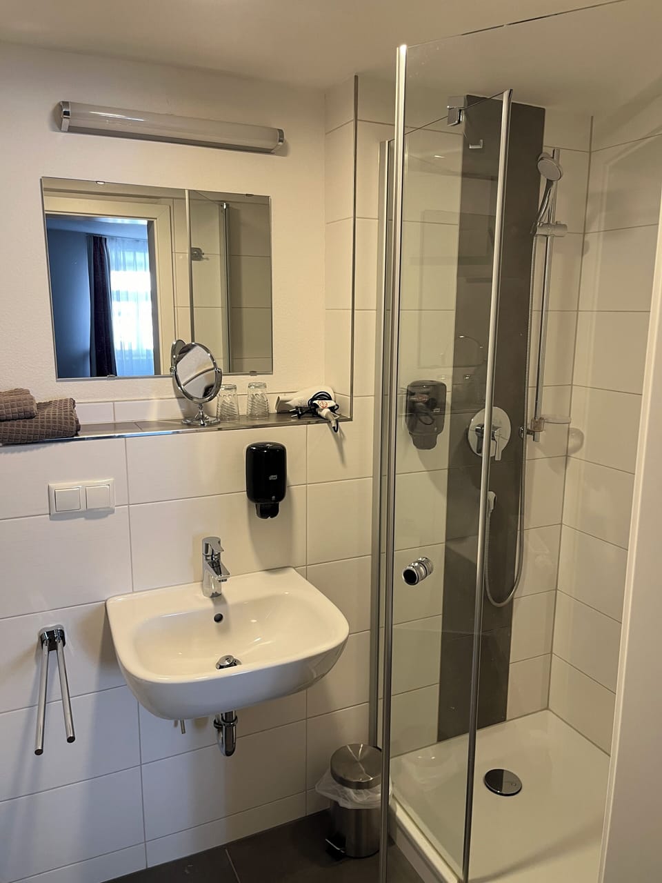 Comfort Twin Room | Bathroom | Shower, free toiletries, hair dryer, towels