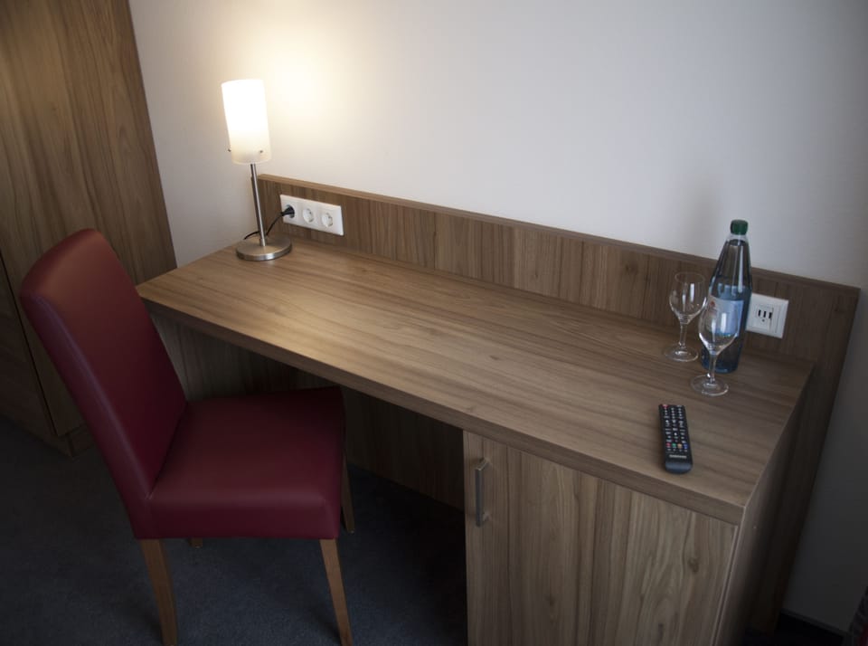 Comfort Twin Room | In-room business center