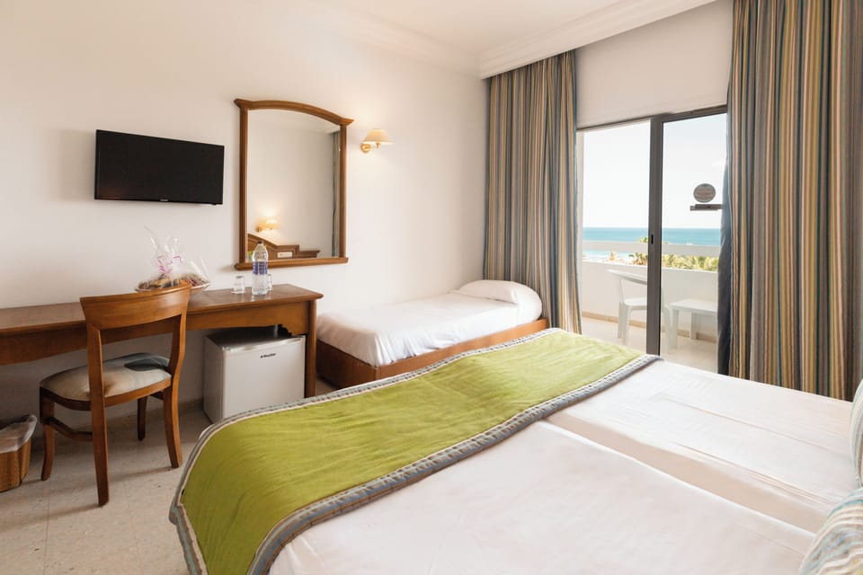 Triple Room | In-room safe, soundproofing, free cribs/infant beds, bed sheets