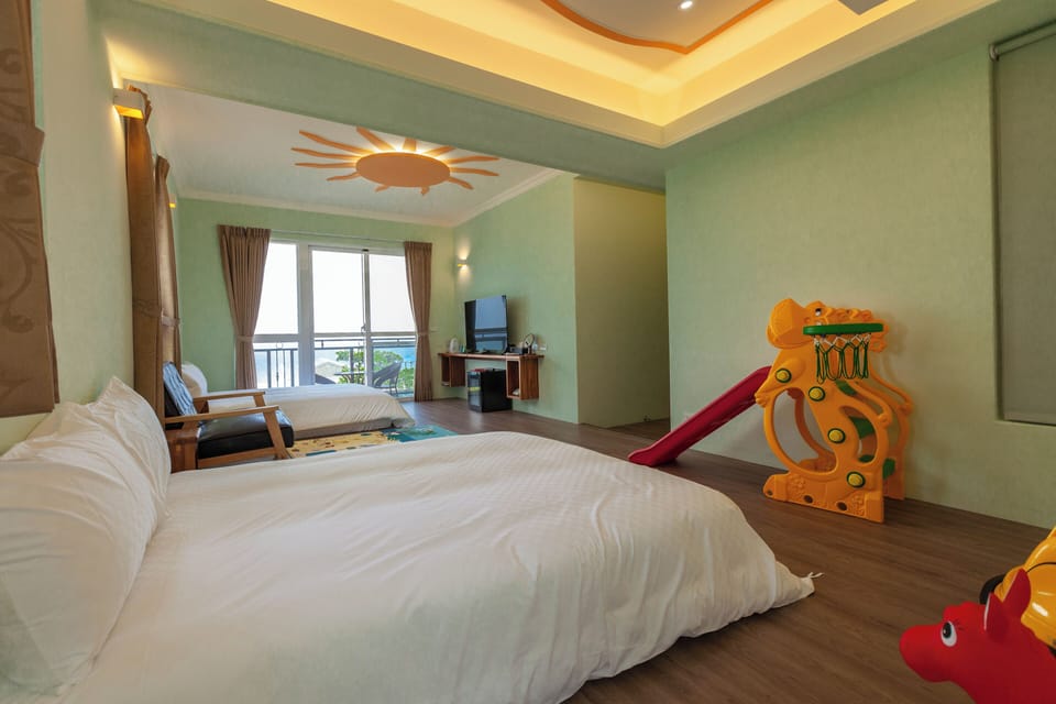 Family Quadruple Room, 2 Double Beds, Accessible, Non Smoking | Blackout drapes, WiFi (free), bed sheets