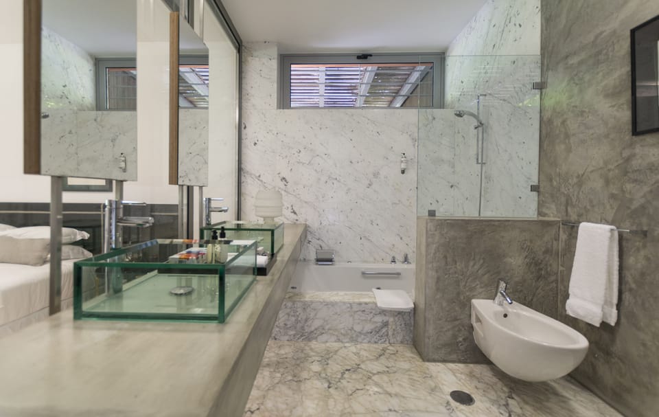 Deluxe Quadruple Room, Multiple Beds, Garden View (ARANCIONE) | Bathroom | Combined shower/tub, jetted tub, free toiletries, hair dryer