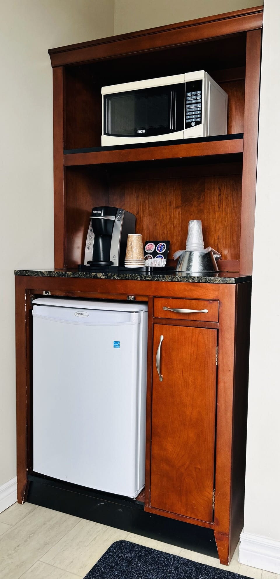 Standard Room, 1 Queen Bed (Mini Fridge, Microwave, Coffee Maker) | Individually decorated, individually furnished, desk, free WiFi