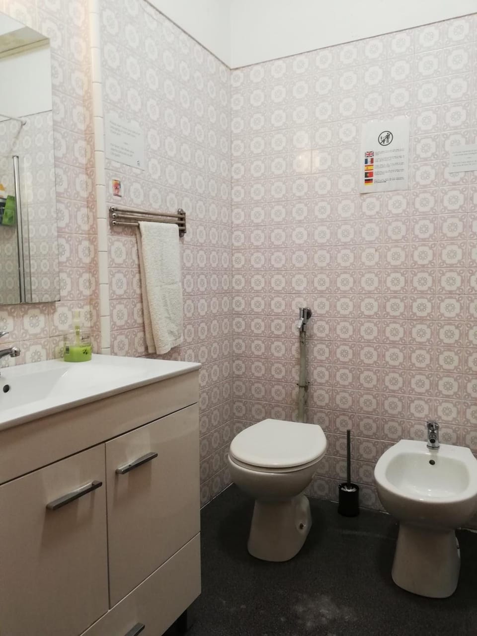Bathtub, towels