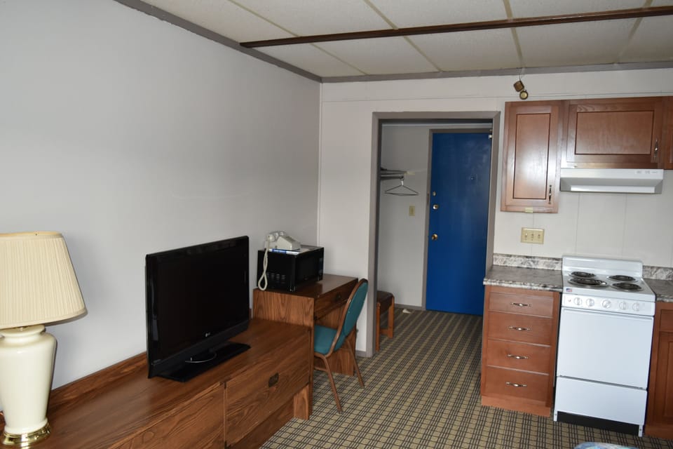 Room, 1 Queen Bed, Non Smoking, Kitchenette | Blackout drapes, free WiFi, bed sheets