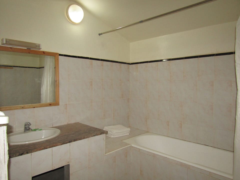 Combined shower/tub, deep soaking tub, free toiletries