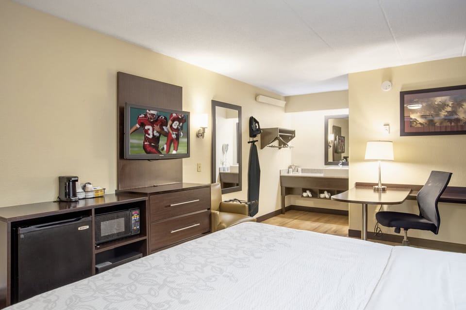 Superior Room, 1 King Bed (Smoke Free) | Pillowtop beds, desk, blackout drapes, free WiFi