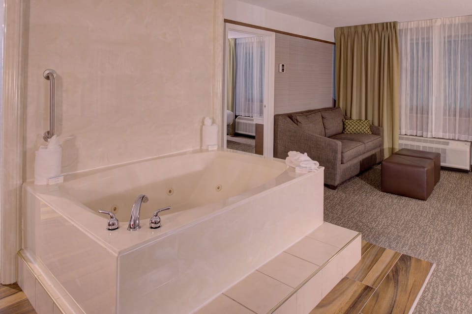 Executive Suite, 1 King Bed | Bathroom | Combined shower/tub, hydromassage showerhead, designer toiletries