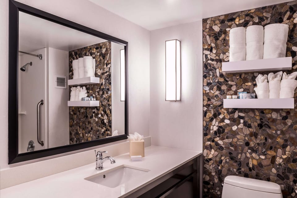 Combined shower/tub, hydromassage showerhead, designer toiletries