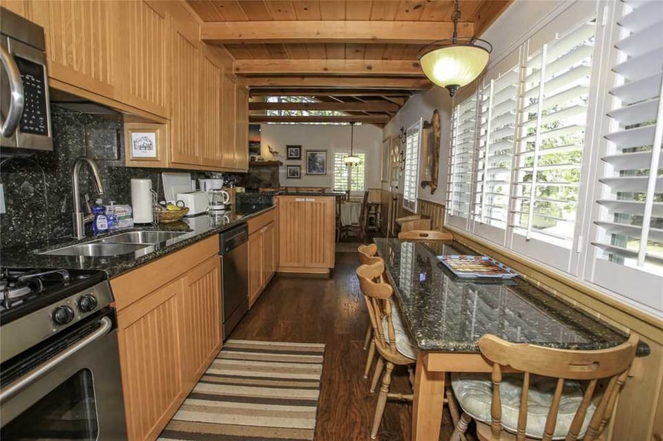 Full-size fridge, microwave, oven, stovetop