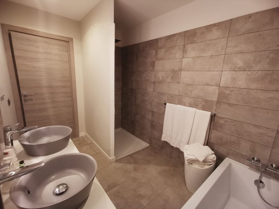 Suite, Private Bathroom, Garden View