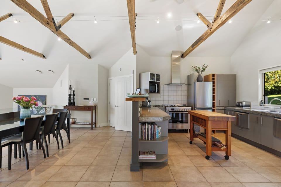 Full-size fridge, microwave, oven, stovetop