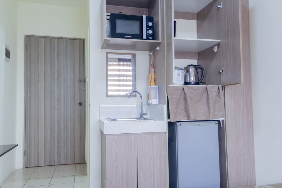 Studio | Private kitchenette | Full-size fridge, microwave, rice cooker, cookware/dishes/utensils