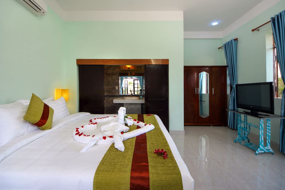 Premium bedding, desk, soundproofing, free WiFi