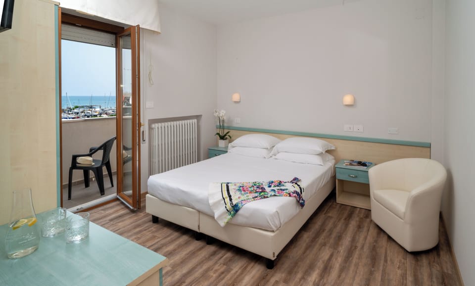 In-room safe, WiFi (free), bed sheets