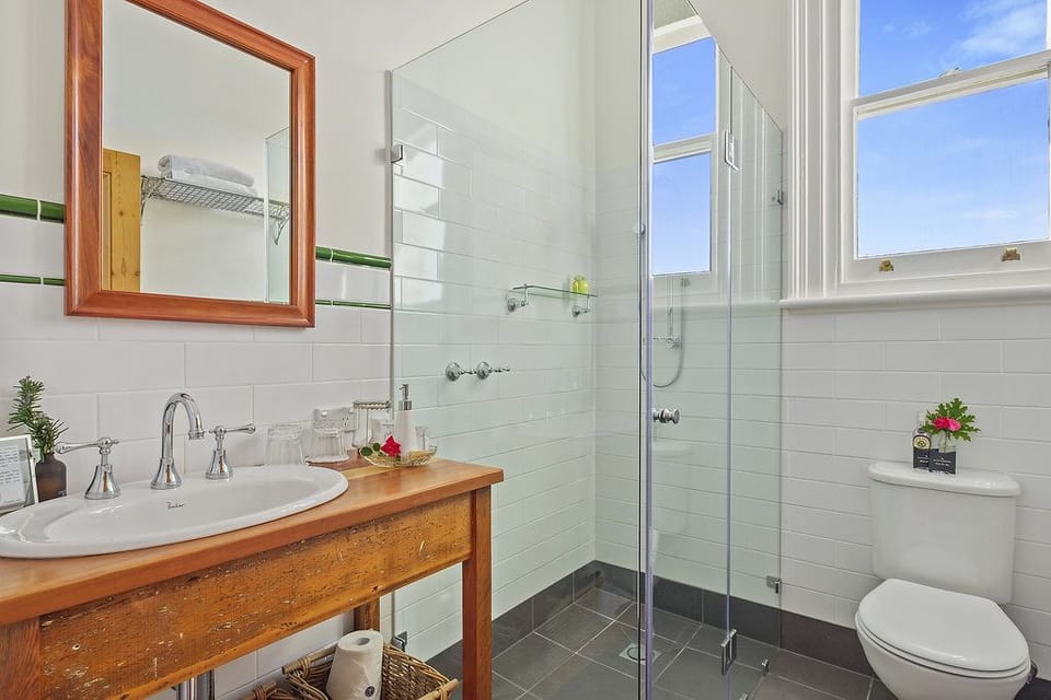 Franc 1 | Bathroom | Shower, hydromassage showerhead, designer toiletries, hair dryer