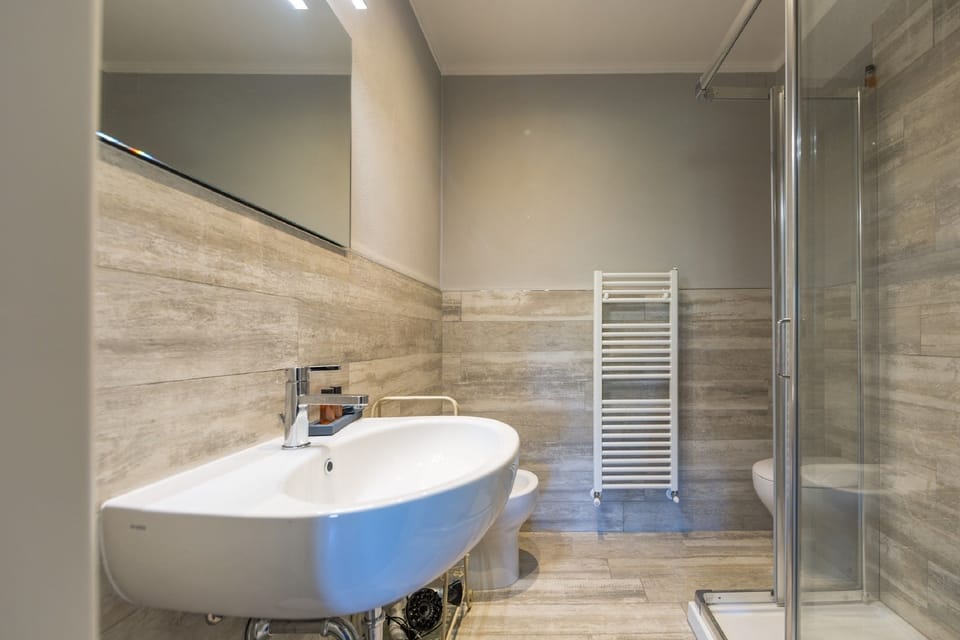 Classic Double or Twin Room | Bathroom | Shower, free toiletries, towels