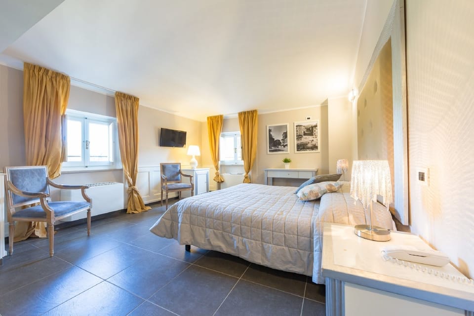 Classic Quadruple Room | In-room safe, desk, free WiFi, bed sheets