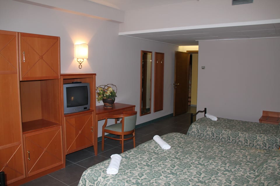 Family Triple Room | In-room safe, desk, free WiFi, bed sheets
