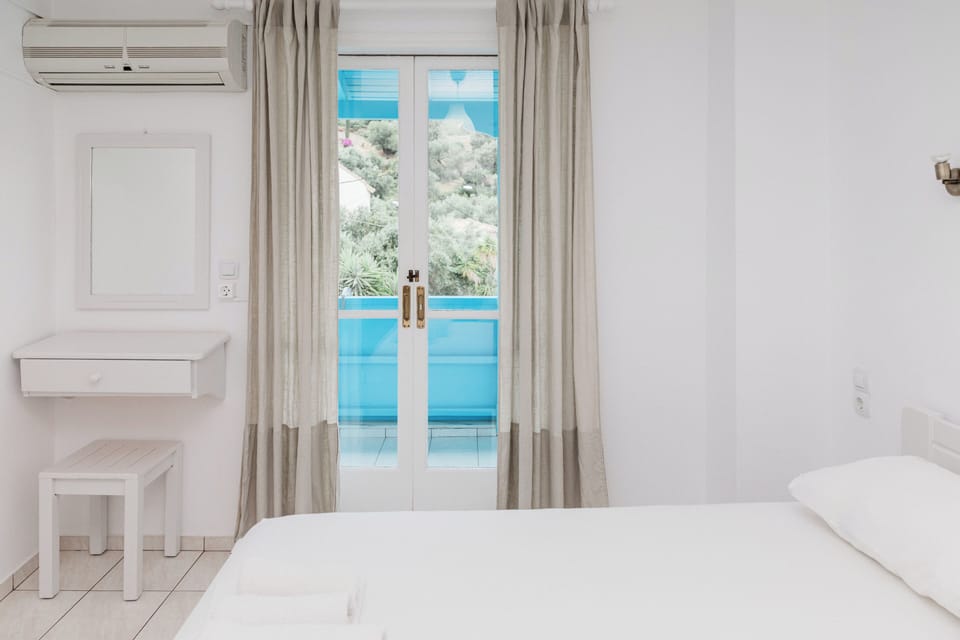 Deluxe Studio | Tempur-Pedic beds, soundproofing, bed sheets