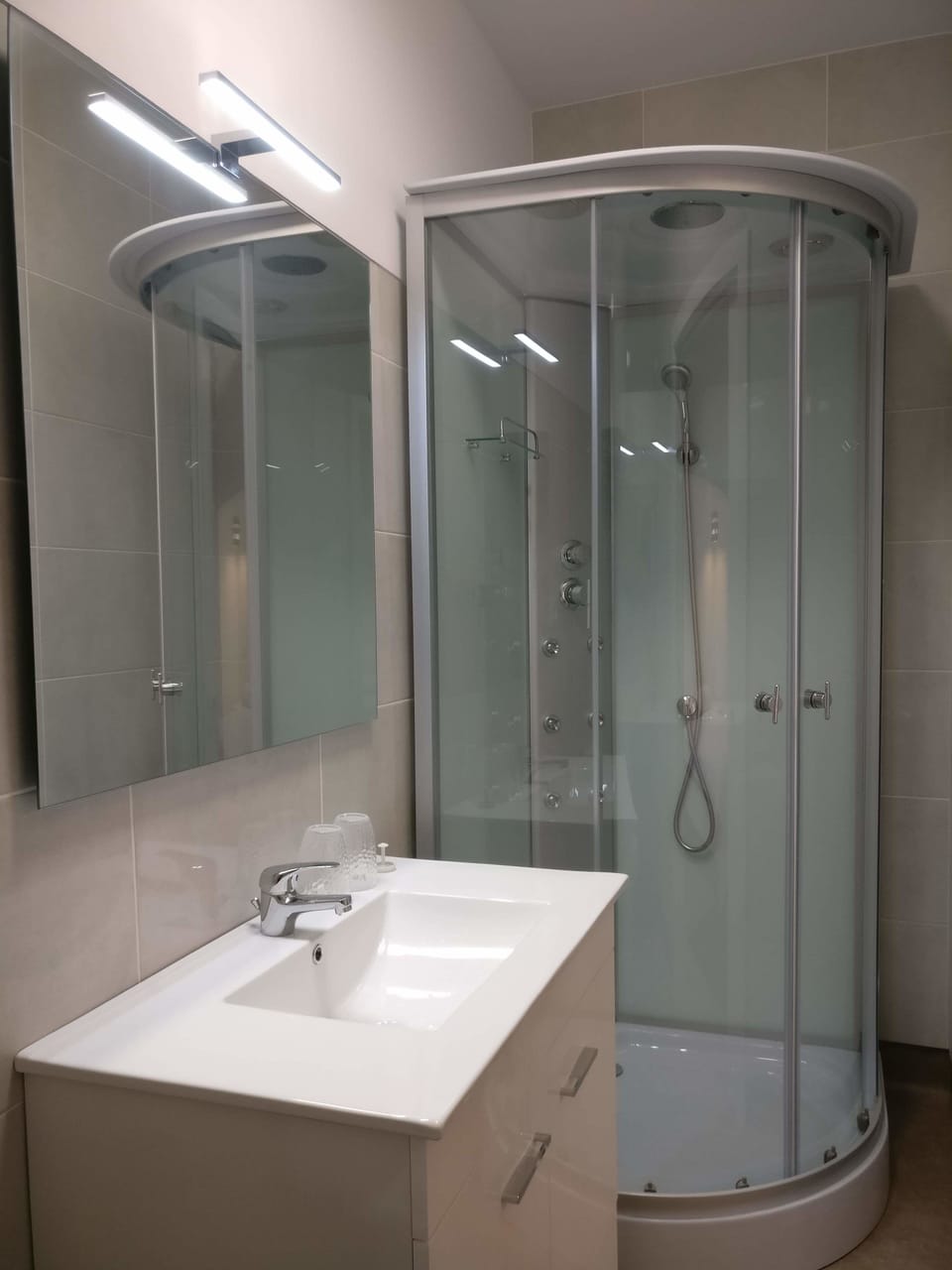 Deluxe Double Room, Refrigerator & Microwave (2) | Bathroom | Shower, hydromassage showerhead, hair dryer, towels