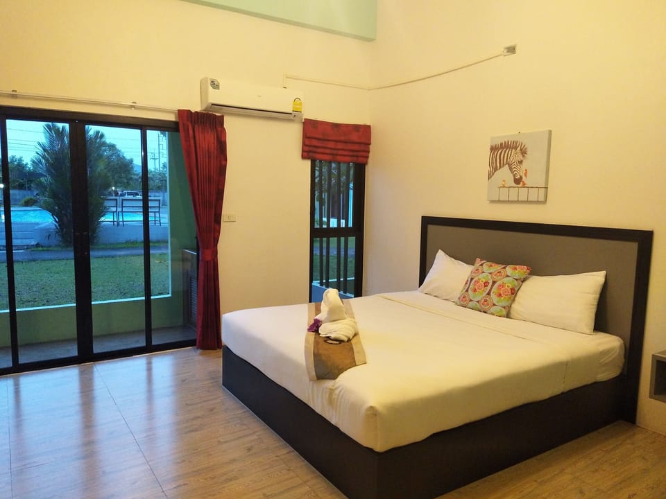 Standard Double Room, 1 Queen Bed | Laptop workspace, blackout drapes, bed sheets