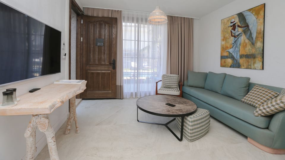 Luxury Suite | Minibar, in-room safe, laptop workspace, blackout drapes