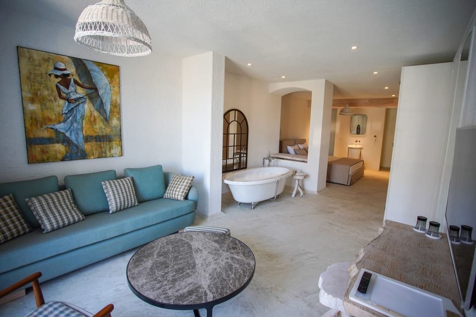 Luxury Suite | Living area | 49-inch LED TV with satellite channels, Netflix, Hulu
