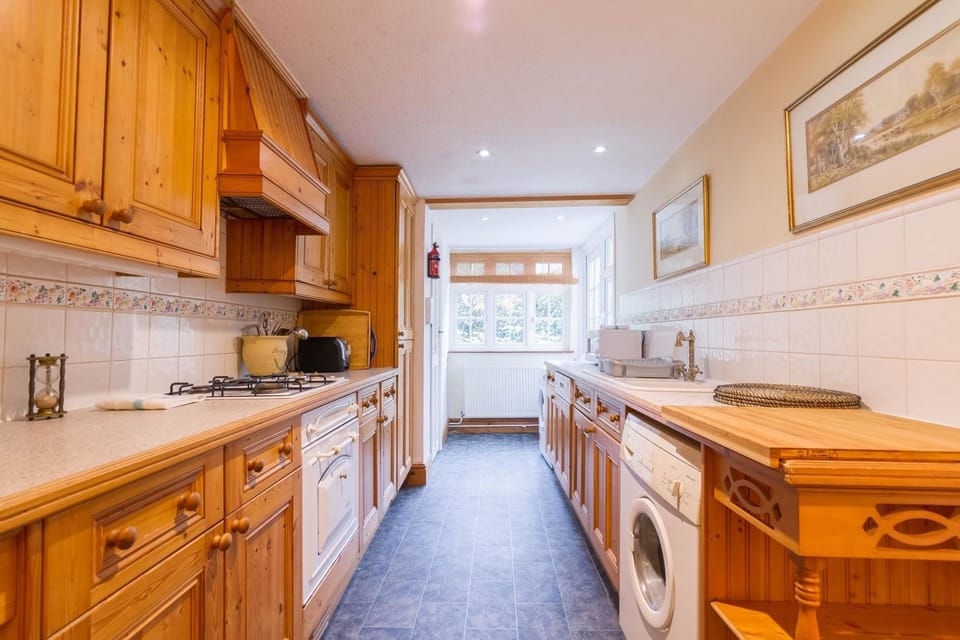 Cosy 3 Bedroom Detached House West Finchley | Private kitchen | Full-size fridge, microwave, oven, stovetop