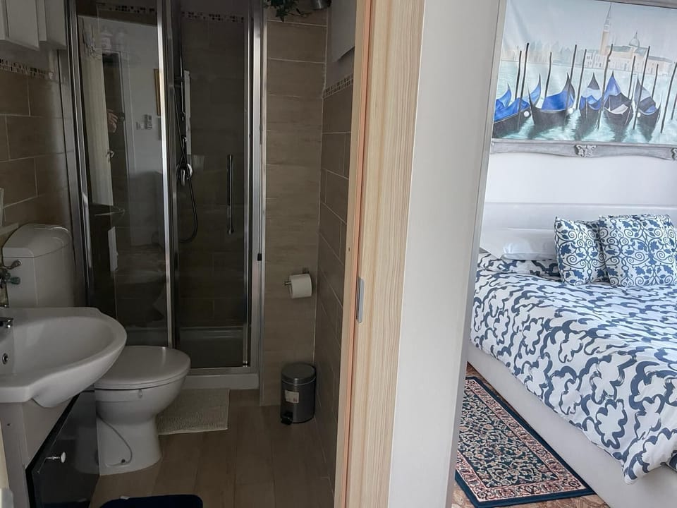 Superior Double Room, Sea View, Oceanfront | Bathroom | Shower, rainfall showerhead, free toiletries, hair dryer