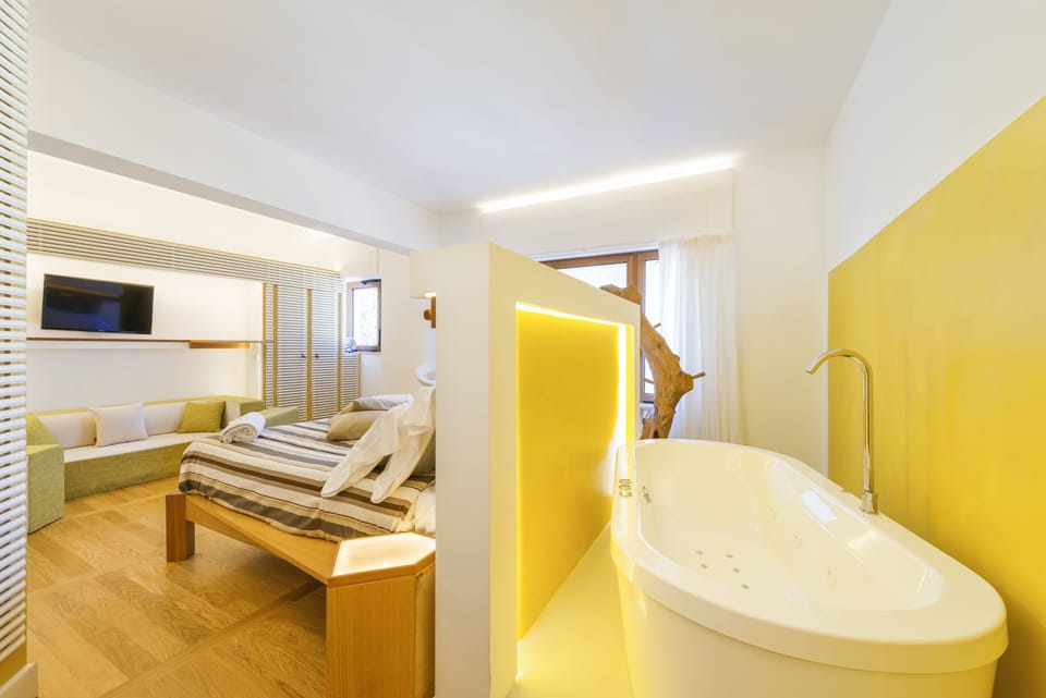 Junior Suite, 1 Double Bed, Jetted Tub | Egyptian cotton sheets, premium bedding, pillowtop beds, minibar