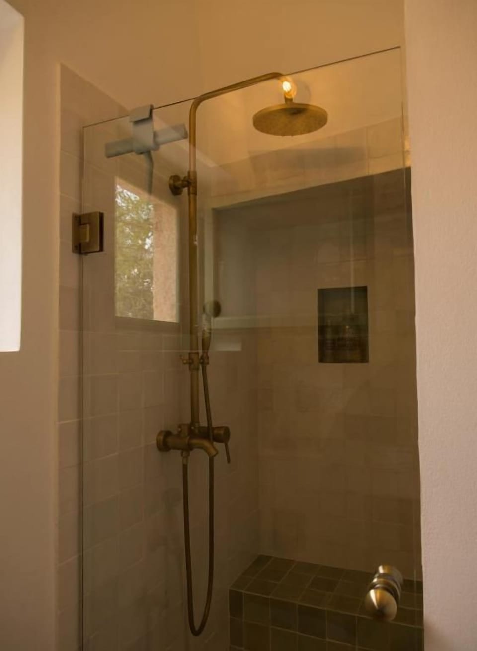 Shower, rainfall showerhead, free toiletries, hair dryer