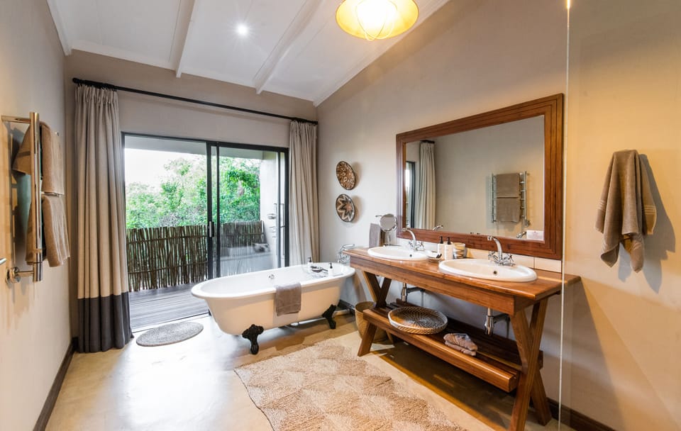 Lodge Luxury Room | Bathroom | Shower, hair dryer, bathrobes, towels