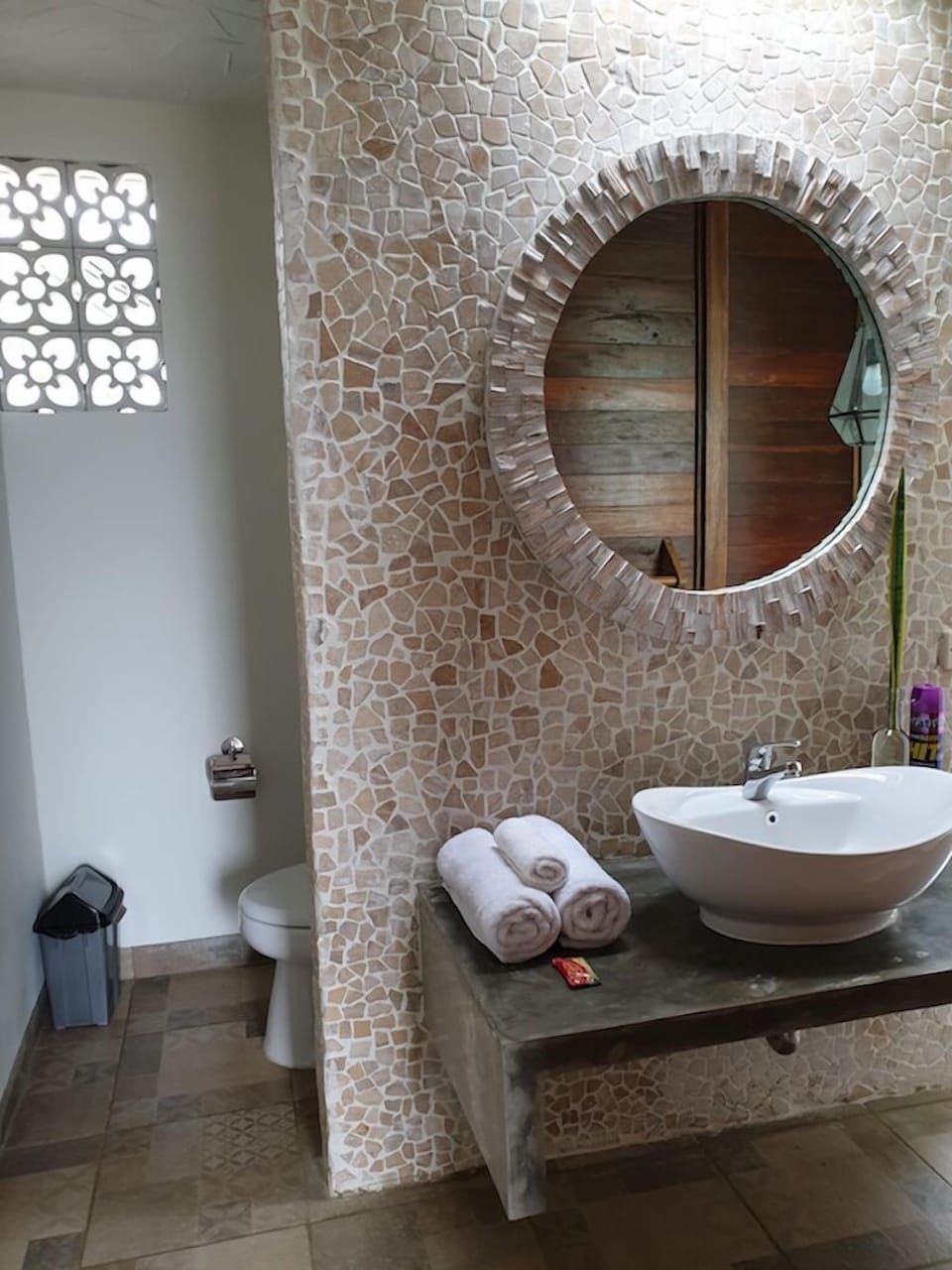 Deluxe Double or Twin Room, Beach View | Bathroom | Shower, towels
