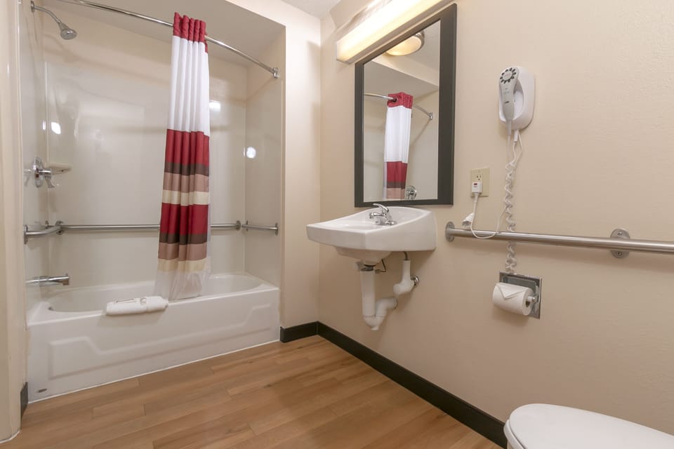 Deluxe Room, 2 Double Beds, Accessible, Non Smoking | Bathroom | Free toiletries, hair dryer, towels