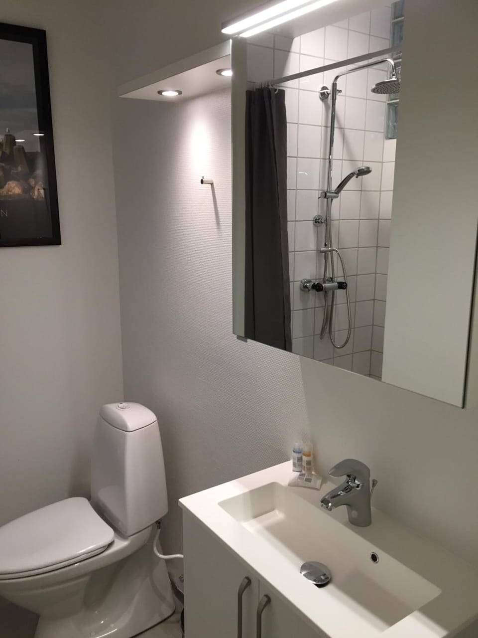 Shower, free toiletries, towels