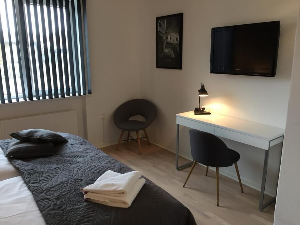 Desk, soundproofing, free WiFi, bed sheets