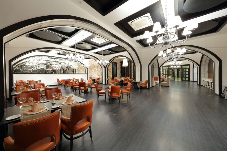 4 restaurants; breakfast, lunch, and dinner served