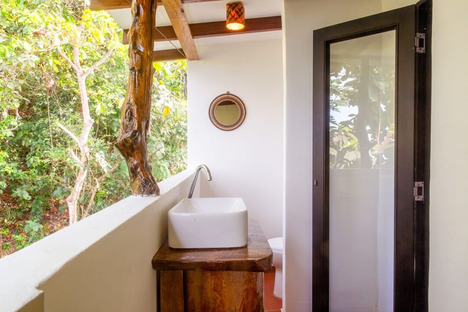 CARACOLI, Comfort Ensuite, Queen Bed, Garden View | Bathroom | Eco-friendly toiletries, towels, soap, shampoo