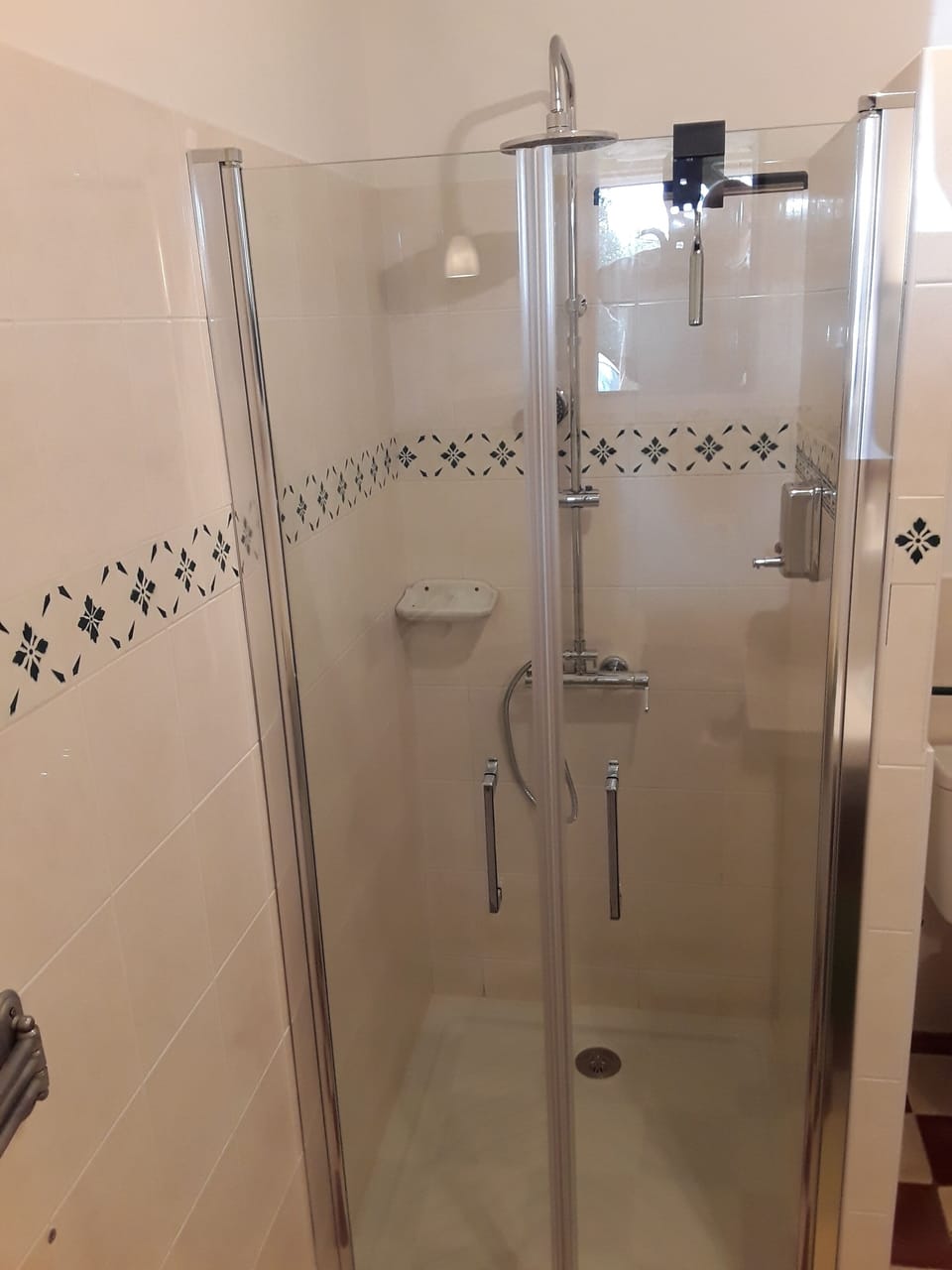 Chambre Double (Poulailler) | Bathroom | Combined shower/tub, free toiletries, hair dryer, towels