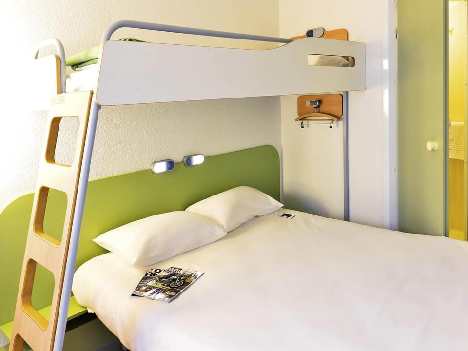 Triple Room, Multiple Beds | Desk, soundproofing, free WiFi, bed sheets