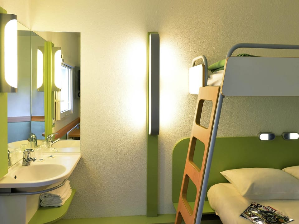 Triple Room, Multiple Beds | Desk, soundproofing, free WiFi, bed sheets