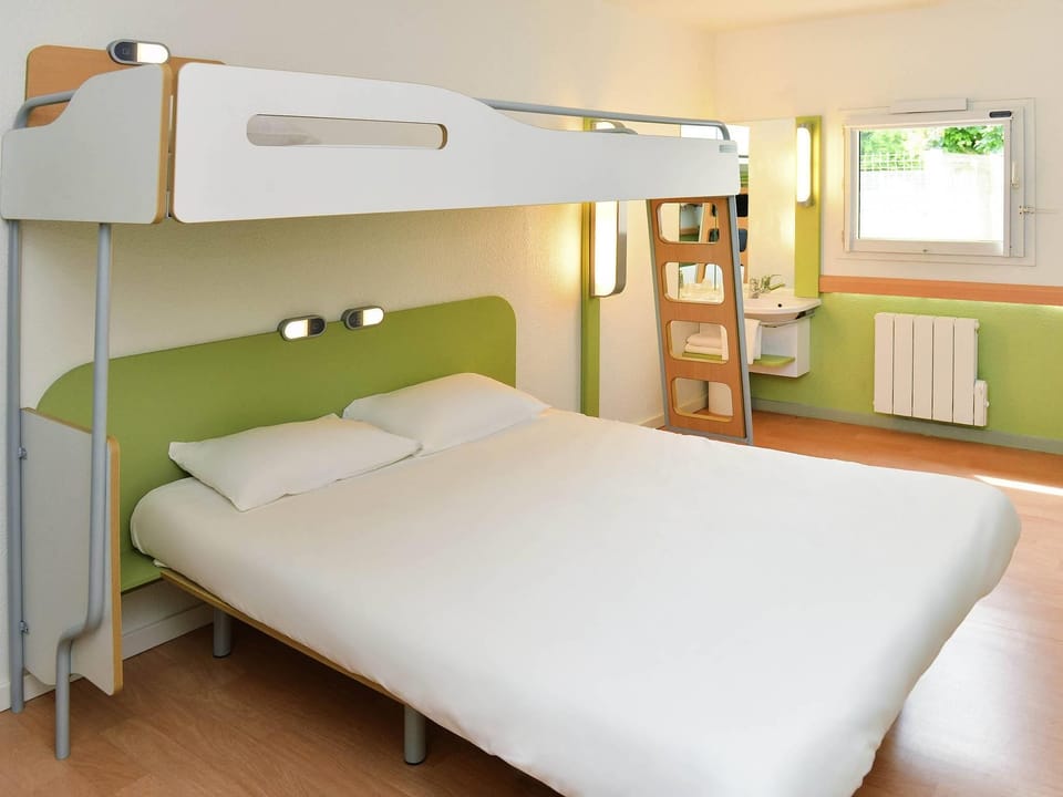 Triple Room, Multiple Beds | Desk, soundproofing, free WiFi, bed sheets