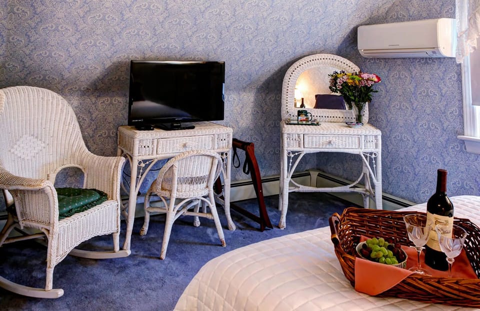 Deluxe Room, 1 Queen Bed, Non Smoking | Individually decorated, individually furnished, free WiFi, bed sheets