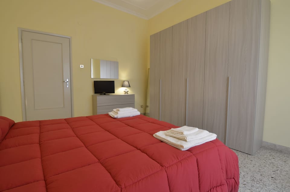 Double Room, 1 Queen Bed | Blackout drapes, free WiFi, bed sheets