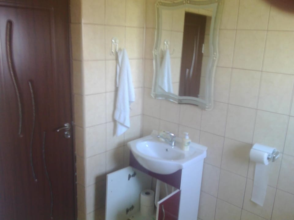Shower, free toiletries, towels