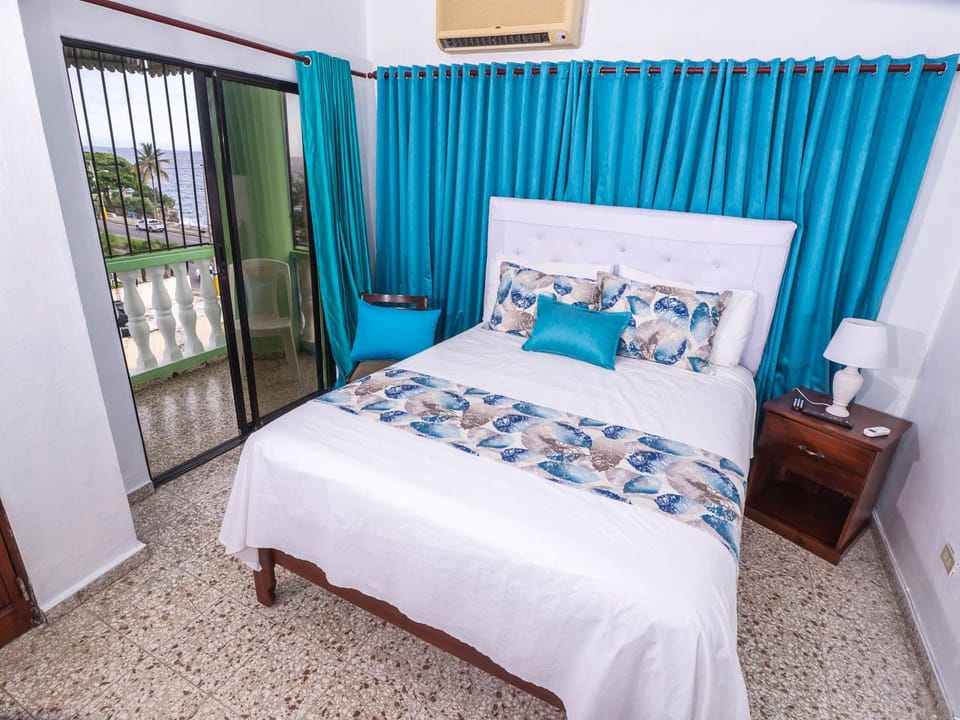 Standard A, 1 Queen Bed | Premium bedding, in-room safe, free WiFi, bed sheets