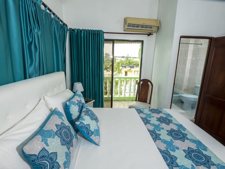 Standard A, 1 Queen Bed | Premium bedding, in-room safe, free WiFi, bed sheets